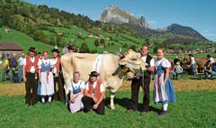 Leonore, die alte und neue «Miss Alt St.Johann» mit Besitzer Jürg Ammann und seinen Töchtern mit Anhang.Bilder: Adi Lippuner