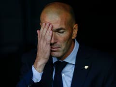 Trainer Zinédine Zidane fasst sich an die Stirn (Bild: KEYSTONE/AP/MANU FERNANDEZ)