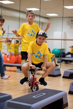 Circus Viva in der dreifach Turnhalle Sarnen. Kinder studieren ihre Zirkusnummern ein. Bild: Corinne Glanzmann (Sarnen, 01. Oktober 2019)