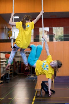 Circus Viva in der dreifach Turnhalle Sarnen. Kinder studieren ihre Zirkusnummern ein. Im Bild links Kim, Anna. Bild: Corinne Glanzmann (Sarnen, 01. Oktober 2019)
