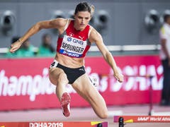 Lea Sprunger zeigte über 400 m Hürden einen überzeugenden ersten Auftritt in Doha (Bild: KEYSTONE/JEAN-CHRISTOPHE BOTT)