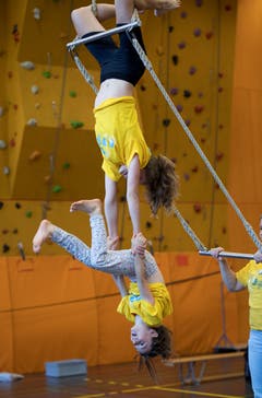 Circus Viva in der dreifach Turnhalle Sarnen. Kinder studieren ihre Zirkusnummern ein. Bild: Corinne Glanzmann (Sarnen, 01. Oktober 2019)