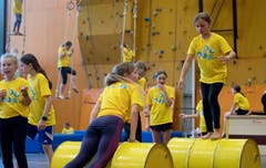 Circus Viva in der dreifach Turnhalle Sarnen. Kinder studieren ihre Zirkusnummern ein. Bild: Corinne Glanzmann (Sarnen, 01. Oktober 2019)