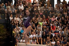 Schwebebalken: Balance, gute Füsse und viel Training, dann ist der sogenannte Zitterbalken gar nicht mehr so schwierig, sagt Steinemann. Pirouetten, Sprünge und akrobatische Verbindungen bringen Punkte. Ein Sturz vom Gerät wird mit einem Abzug von einem Punkt bestraft.