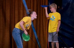 Circus Viva in der dreifach Turnhalle Sarnen. Kinder studieren ihre Zirkusnummern ein. Bild: Corinne Glanzmann (Sarnen, 01. Oktober 2019)