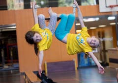 Circus Viva in der dreifach Turnhalle Sarnen. Kinder studieren ihre Zirkusnummern ein. Im Bild links Kim und Anna. Bild: Corinne Glanzmann (Sarnen, 01. Oktober 2019)