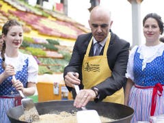 Bundesrat Alain Berset kocht Rheintaler Ribelmais, eine Spezialität aus dem Rheintal. (Bild: KEYSTONE/GIAN EHRENZELLER)