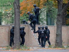 Fieberhafte Suche in Halle nach weiteren schiesswütigen Tätern. (Bild: Sebastian Willnow / DPA)