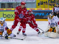 Auf und neben dem Eis ein Vorbild: Rapperswils neuer Amerikaner Andrew Rowe (Nummer 19) trägt bereits in seiner ersten Saison das C als Captain auf der Brust (Bild: KEYSTONE/PATRICK B. KRAEMER)