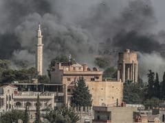 Über der nordsyrischen Stadt Ras al-Ain steig nach türkischen Luftangriffen Rauch auf. (Bild: KEYSTONE/EPA/SEDAT SUNA)