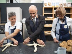 Auf dem Rundgang durch die Olma bekommt Bundesrat Alain Berset einen Crash-Kurs im Zopfflechten. (Bild: KEYSTONE/GIAN EHRENZELLER)