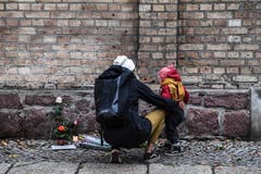 Eine Frau und ihr Kind vor den Kerzen und Blumen für die Verstorbenen in Halle. (Bild: Keystone/ Filip Singer, 10. Oktober 2019)