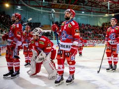 So sah es vor einem Jahr fast immer aus: Die Spieler der Rapperswil-Jona Lakers verlassen das Eis mit hängenden Köpfen. Sie verloren nicht weniger als 46 von 61 Spielen (Bild: KEYSTONE/PATRICK B. KRAEMER)