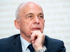 Bundespräsident Ueli Maurer äusserte sich am 19. Mai zur Annahme der Steuer-AHV Vorlage an der Urne. Damit ist der Weg für die Streichung der Schweiz von der grauen EU-Liste der Steueroasen geebnet worden. (Bild: KEYSTONE/PETER SCHNEIDER)
