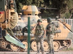 Türkische Soldaten bereiten sich und ihre Panzer auf den Grenzübertritt nach Syrien vor. (Bild: KEYSTONE/EPA/STR)