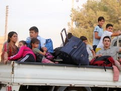 Kurdische Familien fliehen wegen der türkischen Militäroffensive aus ihrer Heimatstadt Ras al-ain in Nordsyrien. (Bild: KEYSTONE/EPA/STRINGER)