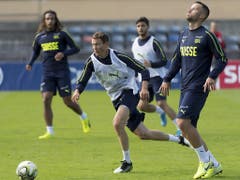 Voller Einsatz: Als Captain geht Lichtsteiner auch im Training mit gutem Beispiel voran (Bild: KEYSTONE/LAURENT GILLIERON)