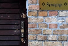 Schussspuren an der Tür zur Synagoge in Halle. (Bild: Keystone/ Filip Singer, 10. Oktober 2019)