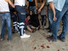 In der türkischen Grenzstadt Akcakale braucht ein verletzter Knabe Hilfe nach einem Granatenbeschuss aus Syrien. (Bild: KEYSTONE/AP IHA/ISMAIL COSKUN)
