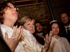 Bundeskanzlerin Angela Merkel nimmt nach dem Angriff in Halle an einer Mahnwache vor der Neuen Synagoge in Berlin teil. (Bild: Christoph Söder / AP)