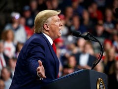 US-Präsident Donald Trump ist bei Wahlveranstaltungen in seinem Element. In Minneapolis beschimpfte er seine politischen Gegner derb - und löste damit begeisterten Jubel unter seinen Anhängern aus. (Foto: Evan Vucci/ AP Keystone) (Bild: KEYSTONE/AP/EVAN VUCCI)