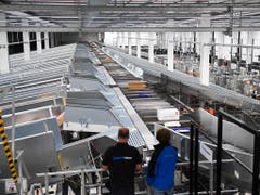 Im neuen Paketzentrum der Post in Cadenazzo TI werden ab sofort 8000 Pakete pro Stunde sortiert. (Bild: KEYSTONE/TI-PRESS/ALESSANDRO CRINARI)