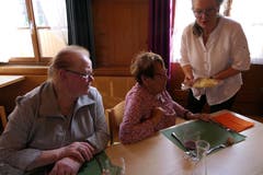 Kernser Mittagstisch der Pro Senectute Obwalden: Helen Ettlin (ganz links) und Hedy Müller (Mitte).