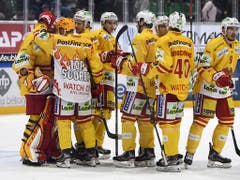 In Jubelstimmung: Der EHC Biel steht nach einem 4:1-Sieg in Freiburg wieder an der Spitze der National League (Bild: KEYSTONE/ANTHONY ANEX)