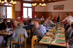 Rund 25 ältere Kernserinnen und Kernser essen gemeinsam im Saal des Gasthauses Rössli. (Bild: David von Moos, Kerns, 10. Oktober 2019)