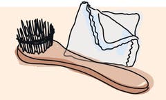 6. Pflegecreme oder Wachscreme mit einem Tuch oder einer Stiel-Bürste dünn auftragen. Zu viel Creme verstopft die Poren im Leder. Die Reaktion (Verfärbung) kann zuerst an der Zunge des Schuhs getestet werden.
