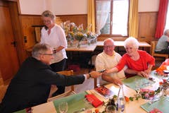 Franz Enderli, Stiftungspräsident der Pro Senectute Obwalden (links), im Gespräch mit Minna und Walter Durrer. (Bild: David von Moos, Kerns, 10. Oktober 2019)