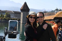 Felipe Vieira und Damille Cunha posieren vor der Kapellbrücke in Luzern. Das Wahrzeichen zählt zu den am häufigsten geposteten Bildern von Luzern. Bild: Nadia Schärli (Luzern, 20. September 2019)