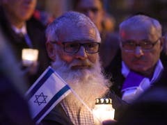 Bürger von Halle bekunden vor der Synagoge ihre Solidarität gegenüber Juden in Deutschland. (Bild: KEYSTONE/EPA/FILIP SINGER)