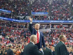 Eine jubelnde Menge empfängt Präsident Donald Trump bei eine Wahlkampfveranstaltung in Minneapolis. (Foto: Glen Stubbe/Star Tribune via AP Keystone) (Bild: KEYSTONE/AP Star Tribune/GLEN STUBBE)