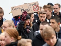 Klare Kante der Jugend in Halle: Kein Platz für Nazis in unserer Stadt! (Bild: KEYSTONE/EPA/FILIP SINGER)