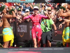 Daniela Ryf bei ihrem letztjährigen Zieleinlauf an der Ironman-WM auf Hawaii (Bild: KEYSTONE/EPA/BRUCE OMORI)