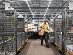 Die Tessiner Pakete werden neu im Tessin sortiert, womit der Weg ins Paketzentrum Härkingen entfällt. (Bild: KEYSTONE/TI-PRESS/ALESSANDRO CRINARI)