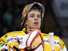 Biels Goalie Jonas Hiller, schon vor dieser Runde mit 94,34 % Fangquote die Nummer 1 aller Torhüter in der National League, parierte in Freiburg 27 Schüsse von 28 (Bild: KEYSTONE/ANTHONY ANEX)