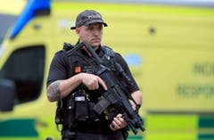 Schwer bewaffnete Polizei vor Ort. (Bild: BBC)