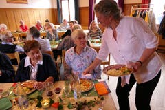 Elisabeth Waldvogel (links) und Maria von Rotz freuen sich auf das Mittagessen . (Bild: David von Moos, Kerns, 10. Oktober 2019)
