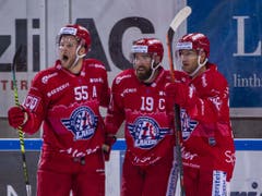 Für die Überraschung der Runde sorgten die Rapperswil-Jona Lakers, die gegen Meister Bern nach einem 1:4-Rückstand mit 5:4 nach Verlängerung gewannen (Bild: KEYSTONE/PATRICK B. KRAEMER)