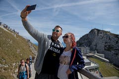 Der Pilatus ist bei Touristen bekannt und daher ein beliebtes Fotomotiv. Auch Erika und Patrik aus der Slovakei schiessen auf dem Berg ein Selfie. Bild: Corinne Glanzmann (Pilatus, 22. September 2019)