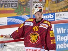 Der Unglücksrabe der Runde: Langnaus Goalie Damiano Ciaccio wartet auch nach dem vierten Saison-Einsatz auf den ersten Sieg und liess beim 3:6 gegen Servette die ersten drei Schüsse alle passieren (Bild: KEYSTONE/MARCEL BIERI)