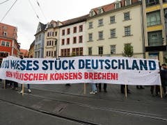 Zorn in Halle gegen Nationalismus und Rassismus nach dem tödlichen Anschlag auf die Synagoge. (Bild: KEYSTONE/EPA/FILIP SINGER)