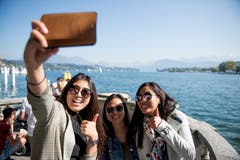 Ein Selfie für Instagram, Facebook, Snapchat und Co. – Bilder damit dem Vierwaldstättersee publizieren Touristen besonders gerne. Bild: Corinne Glanzmann (Luzern, 21. September 2019)