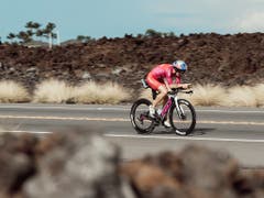 Daniela Ryf an der letztjährigen Ironman-WM bei ihrem «Ritt» durch die Lavafelder (Bild: KEYSTONE/AP RDBLP/JESPER GRONNEMARK)