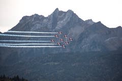 In einer Neuner-Formation ziehen die Flugzeuge vor der Kulisse des Pilatus vorbei. (Bild: Dominik Wunderli, Luzern, 12. Oktober 2019)