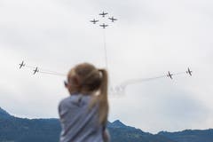 Die Air & Space Days im Verkehrshaus Luzern mit der PC-7 Flugshow und dem Absprung der Fallschirmspringer mit anschliessender Landung in der Arena im Verkehrshaus wissen zu begeistern. (Bild: Dominik Wunderli, Luzern, 12. Oktober 2019)