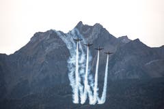 Die Air & Space Days im Verkehrshaus Luzern mit der PC-7 Flugshow und dem Absprung der Fallschirmspringer mit anschliessender Landung in der Arena im Verkehrshaus wissen zu begeistern. (Bild: Dominik Wunderli, Luzern, 12. Oktober 2019)