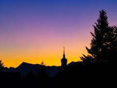 Die Kirche St. Theodul in Menzberg kurz vor dem Sonnenaufgang. (Bild: Hubert Zurbuchen, Menzberg, 12. Oktober 2019)